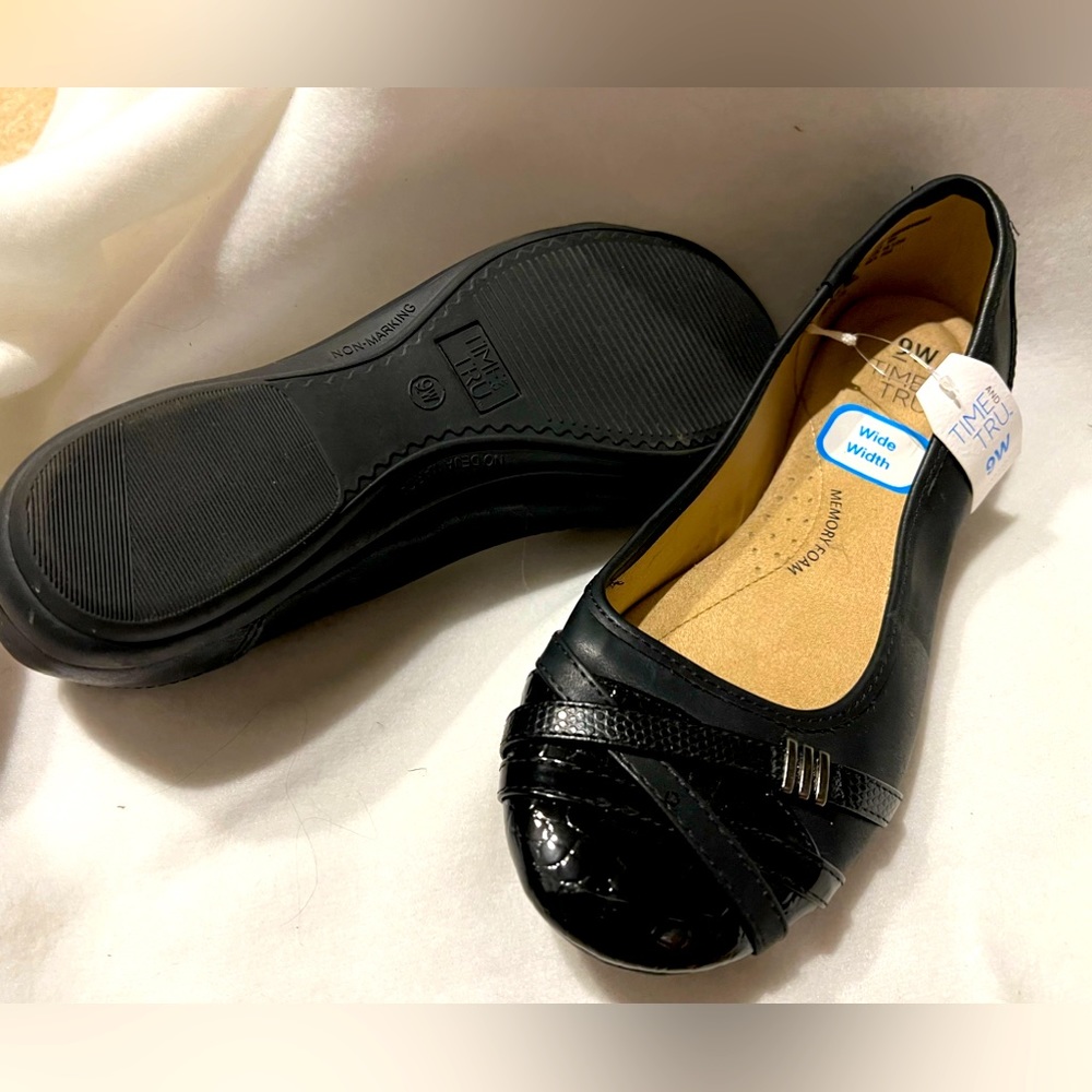 Time and Tru Black Almond Toe Slip-On Flats Size 9 Wide